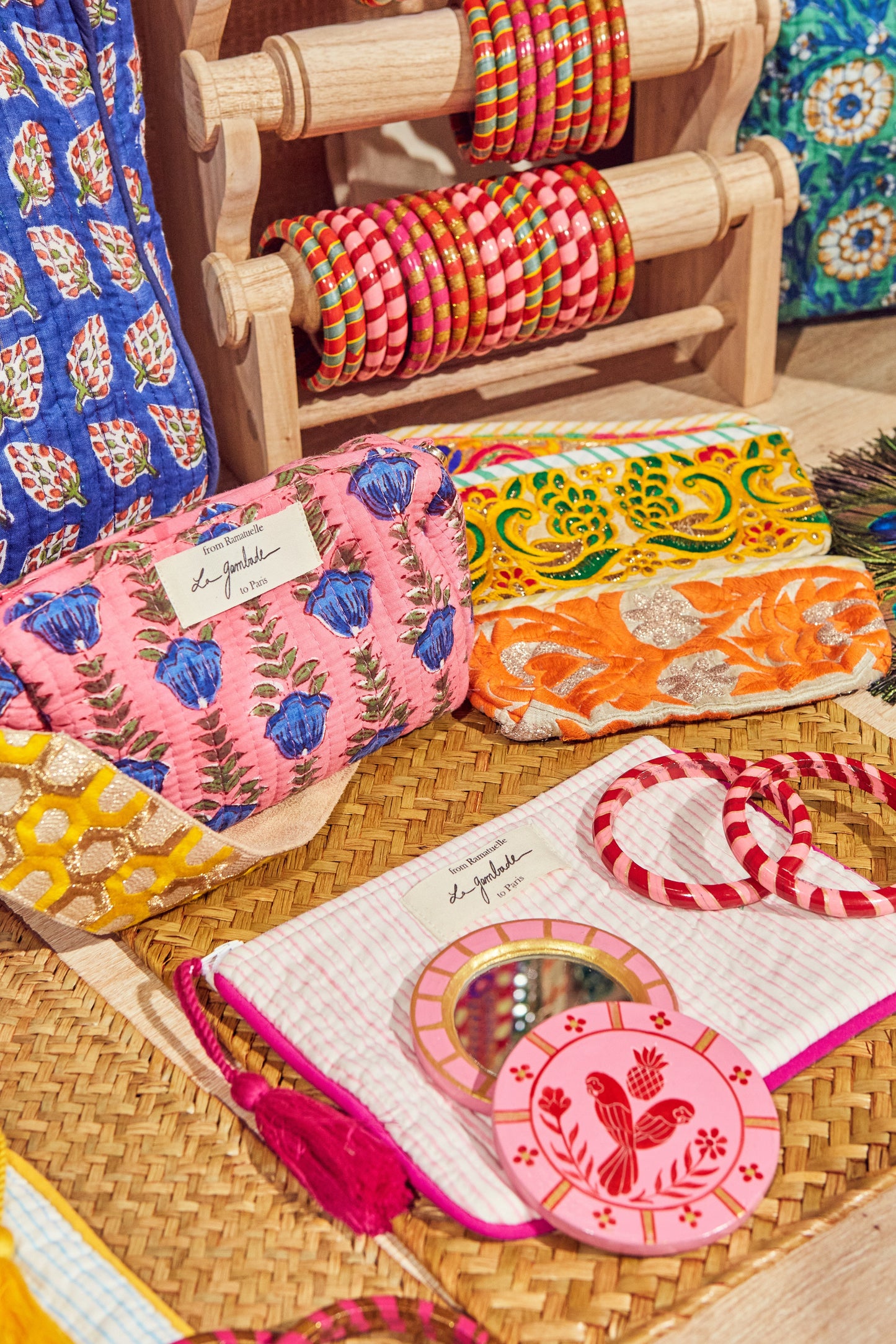 Paire de bracelets multicolores en laque. La Gambade