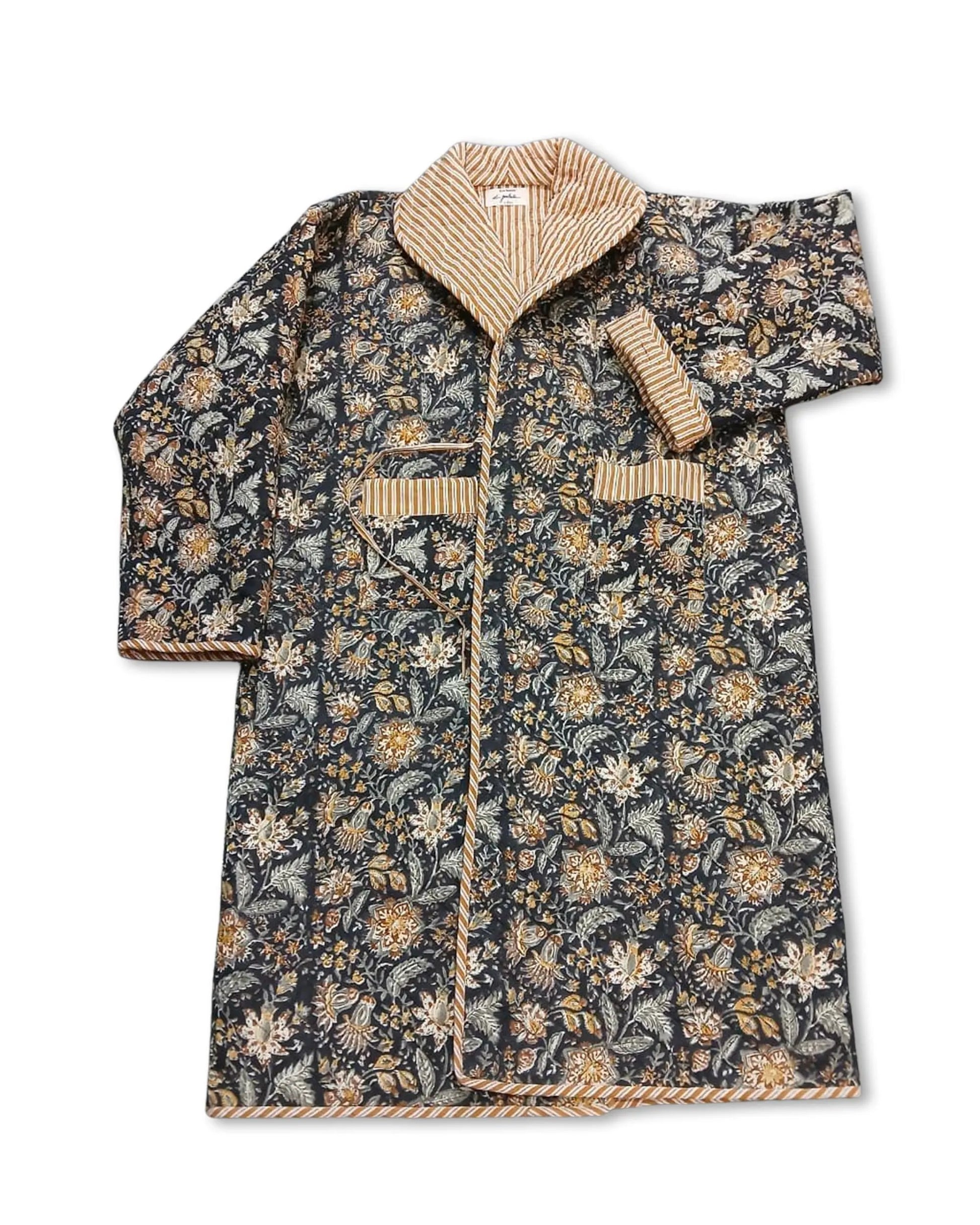 Manteau chic noir et fleurs jaunes