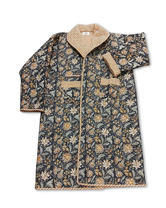 Manteau chic noir et fleurs jaunes